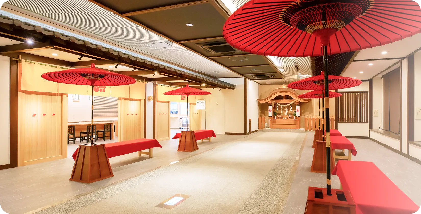 イメージ：野点傘と石畳で飾られたUdon na Hotelのロビー。