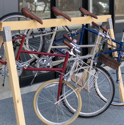 自転車が数台立てかけてあるサイクルスタンド