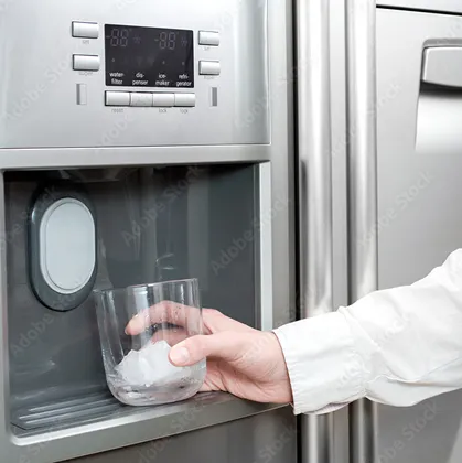 製氷機でコップに氷を入れている様子