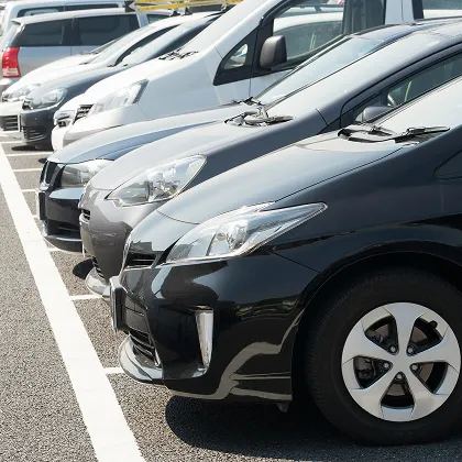 複数台の車が駐車している駐車場