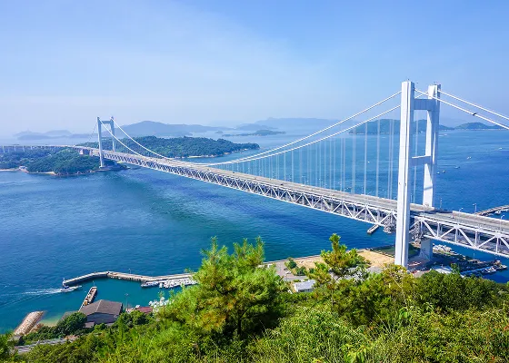 展望台から見下ろす、青い海に架かる雄大な吊り橋。橋の向こうには大小様々な島々が点在し、美しい多島美を形成している。