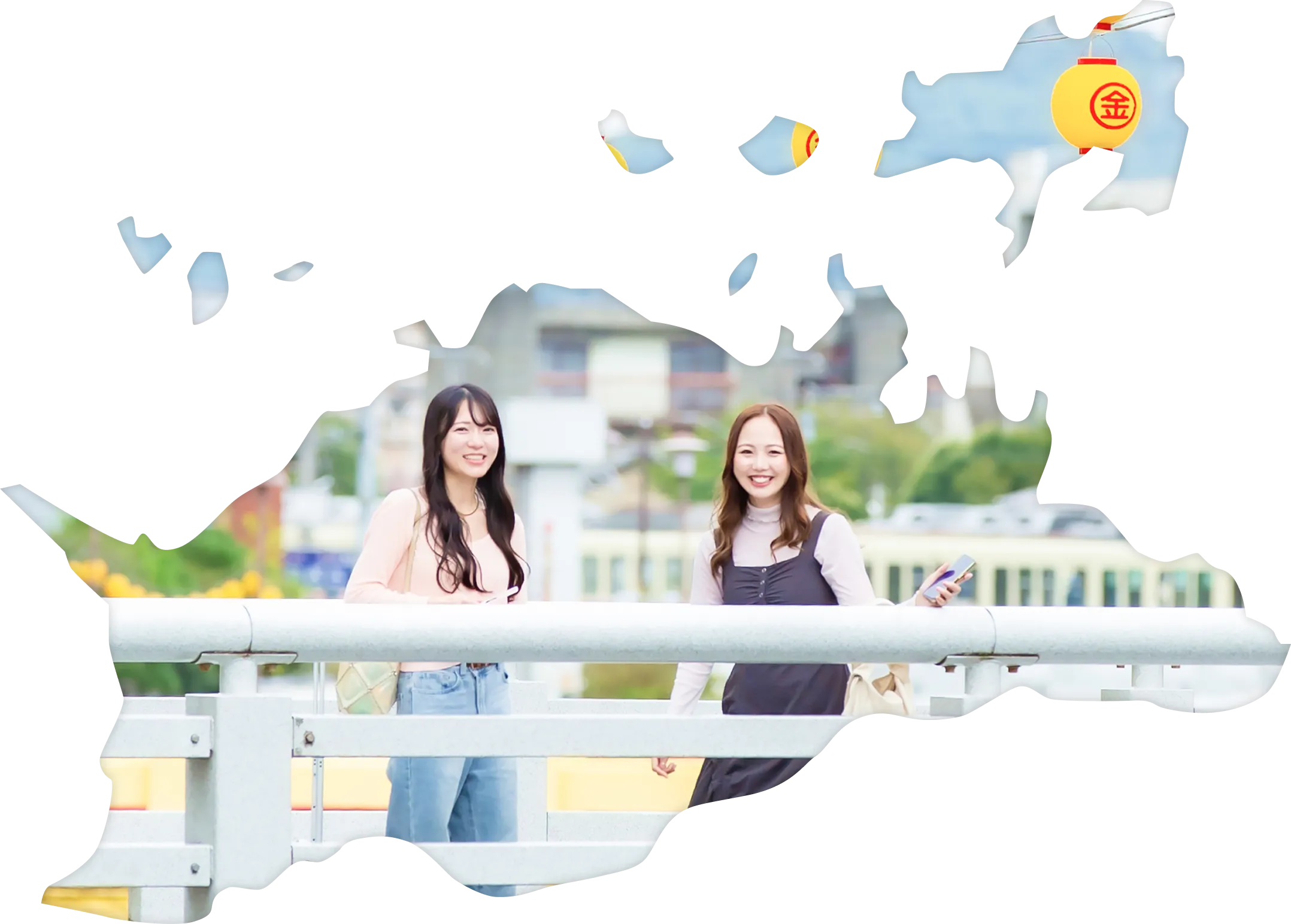 橋の上で笑顔を見せる二人の女性観光客。