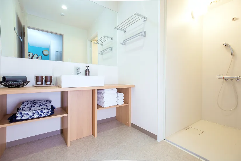 「UDONコンセプトルーム」シャワーと洗面所。