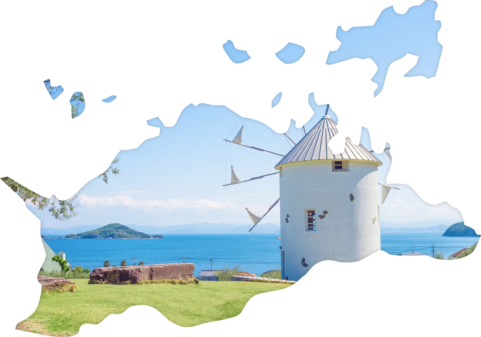 橋の上で笑顔を見せる二人の女性観光客。