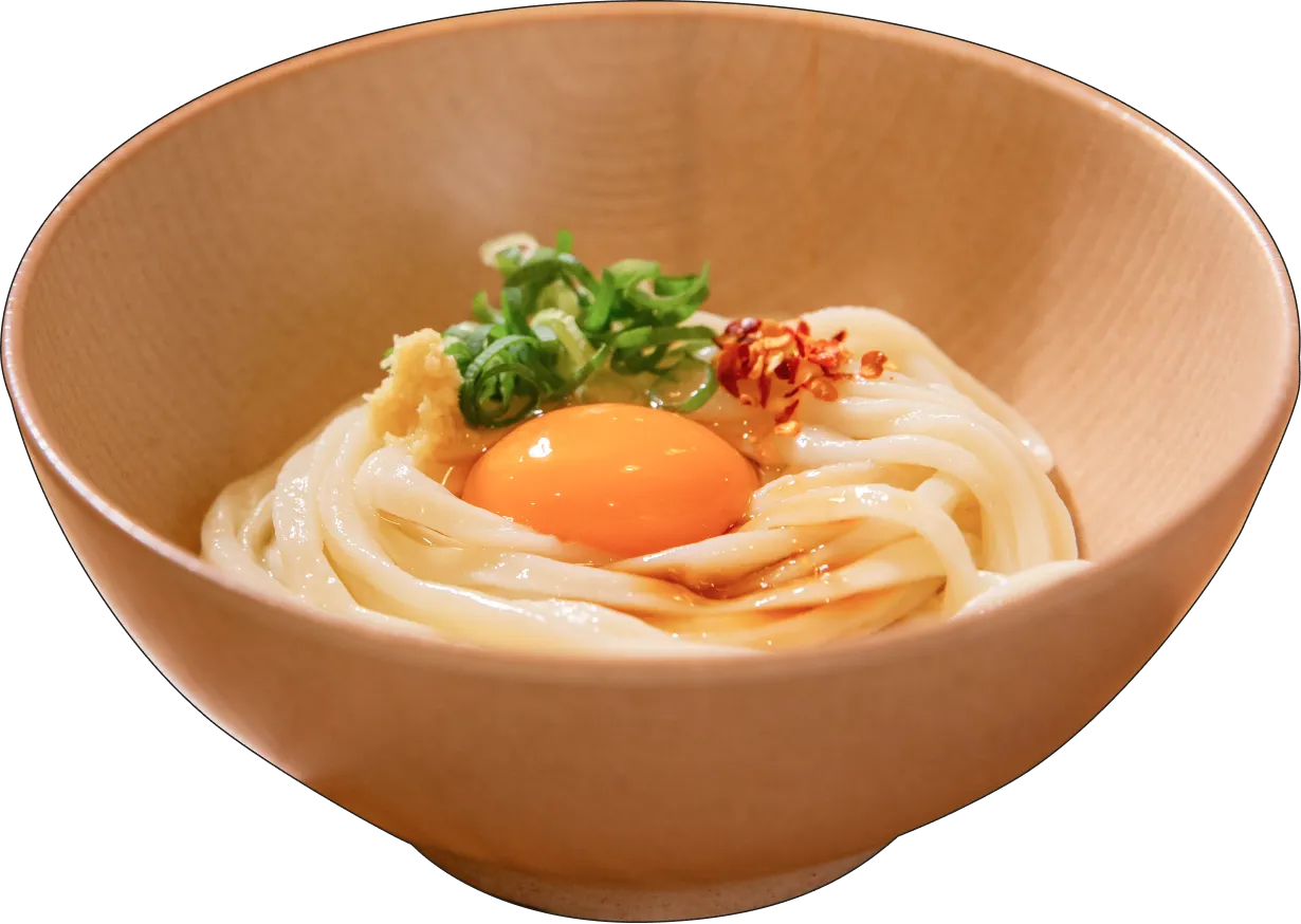 卵黄に刻み葱、生姜、唐辛子を添えた、釜揚げうどん。