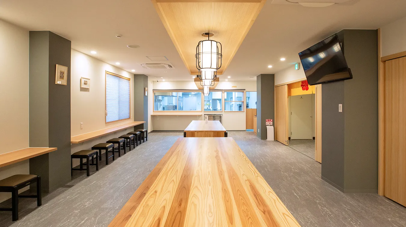 暖かい色味と木製テーブルが、落ち着きのある空間を演出します。