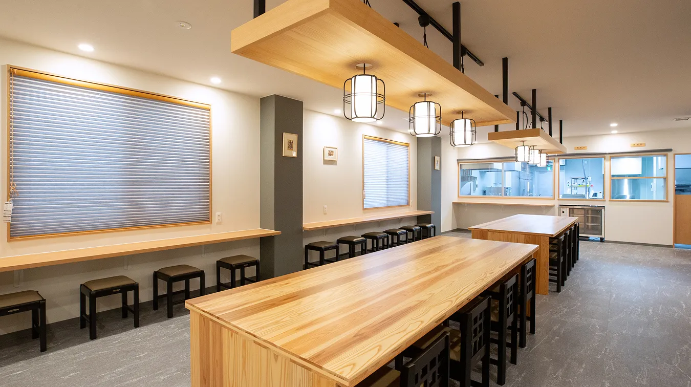 27席あり、さまざまな用途でシェアできる開放的な空間。