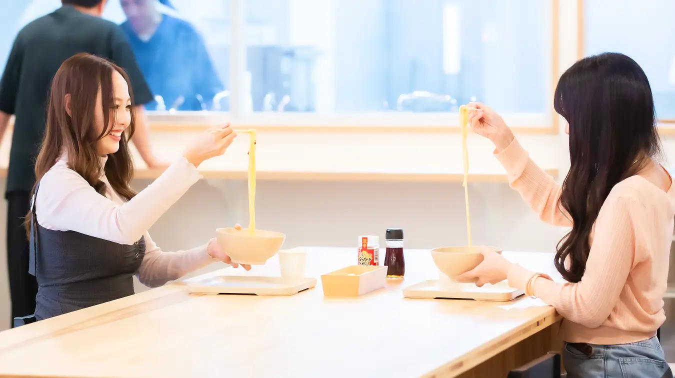 本場の讃岐うどんを楽しむ二人の女性。