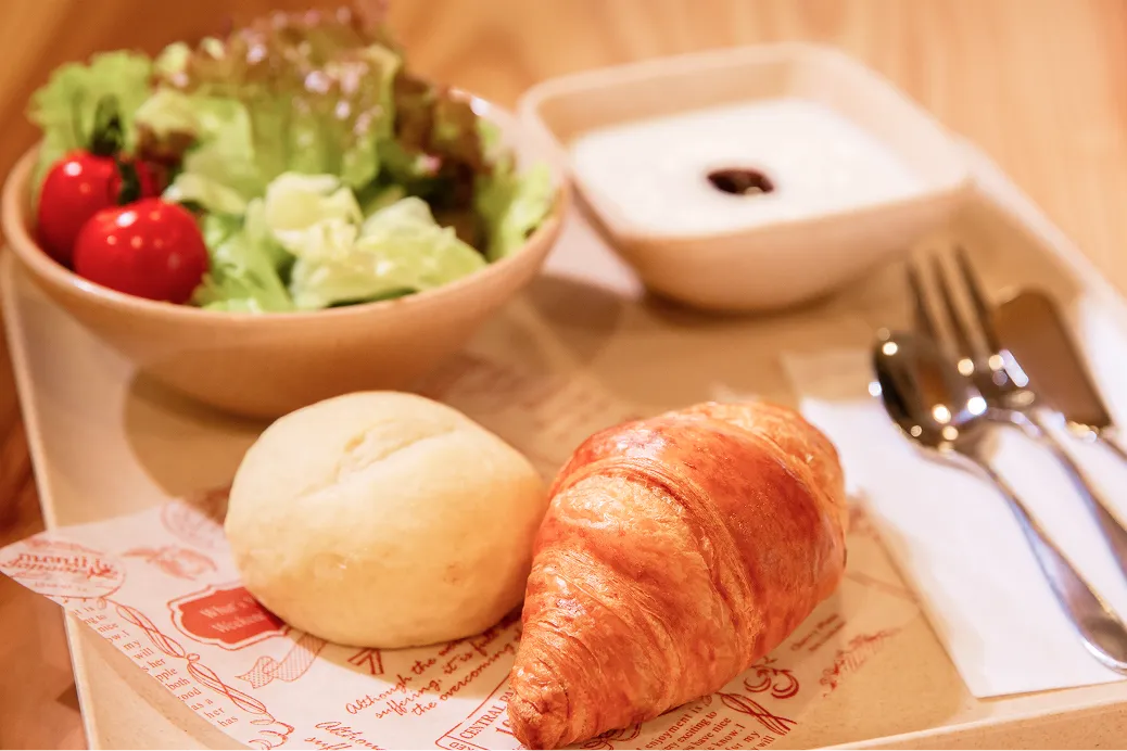 朝食にピッタリな焼きたてのクロワッサンとパン、サラダとヨーグルト。