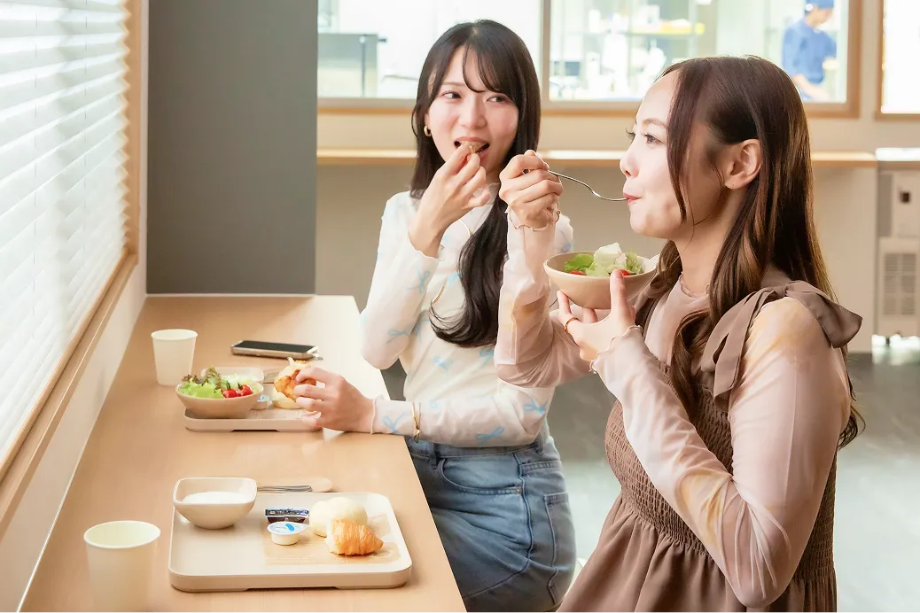 朝食を楽しむ二人の女性。