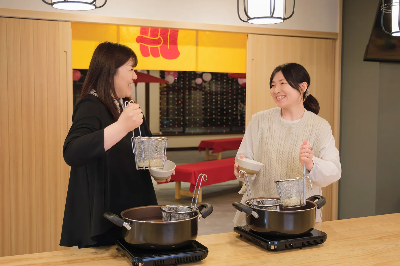 朝食を楽しむ二人の女性。