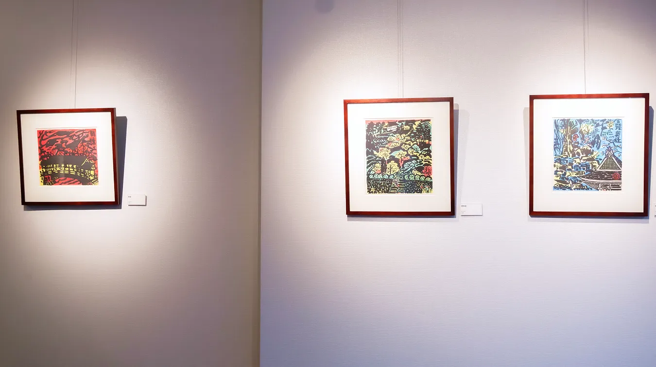 背景に和田邦坊氏の作品が飾られています。